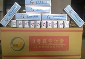 本產(chǎn)品是由潤(rùn)滑油基礎(chǔ)油經(jīng)精餾、稠化并加入適量的添加劑，再經(jīng)后處理后制得。本產(chǎn)品主要用作真空系統(tǒng)的活動(dòng)部分和可拆卸部分的密封和潤(rùn)滑。1、2、3號(hào)適用于30℃條件下使用，4號(hào)最高使用溫度可達(dá)120℃，可用